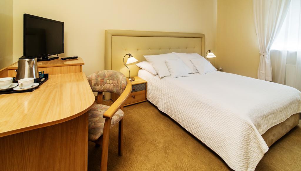 Hotel Komeda Ostrow Wielkopolski Room photo
